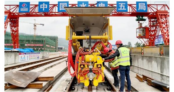焊接故事| 成都地鐵18號(hào)線基建工程難度大，K922設(shè)備“保駕護(hù)航”